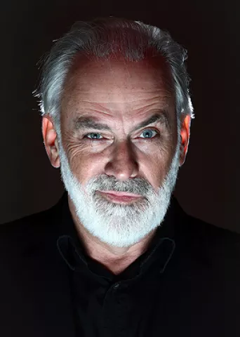 Portrait photo of guest speaker Gili at Springbok's Time To Make Sense 2025 Summit at the Verbeken Foundation contemporary art museum. The visual states that he is a comedian and mentalist.