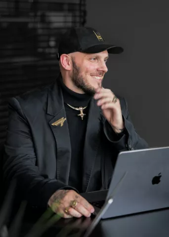 Picture of Vincent sitting behind his computer 