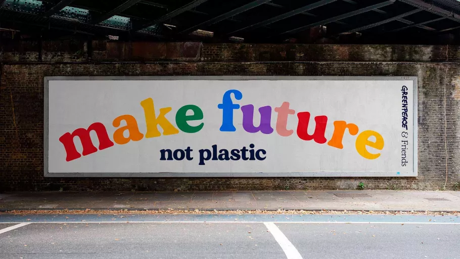 Outdoor billboard for Greenpeace saying "Make future, not plastic".